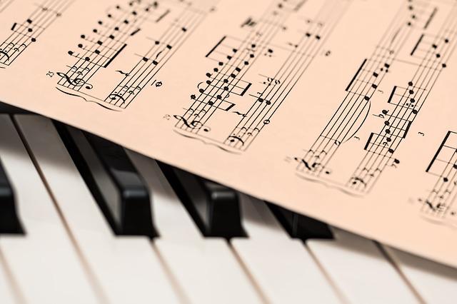 CHANSONS DE PIANO CLASSIQUES FACILES POUR LES ENFANTS ET LES DÉBUTANTS:  Mélodies célèbres par ordre de difficulté avec doigté et noms de notes